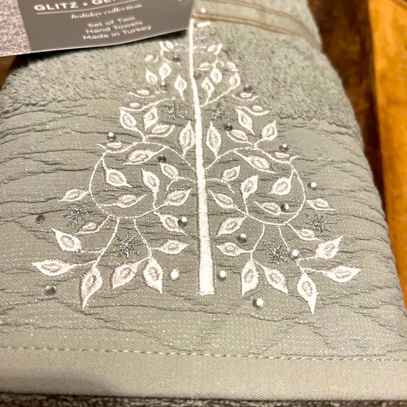 BUNDLE Two Luxury Christmas Guest Towels, Embellished Crystals, Turkish Cotton - Picture 4 of 7